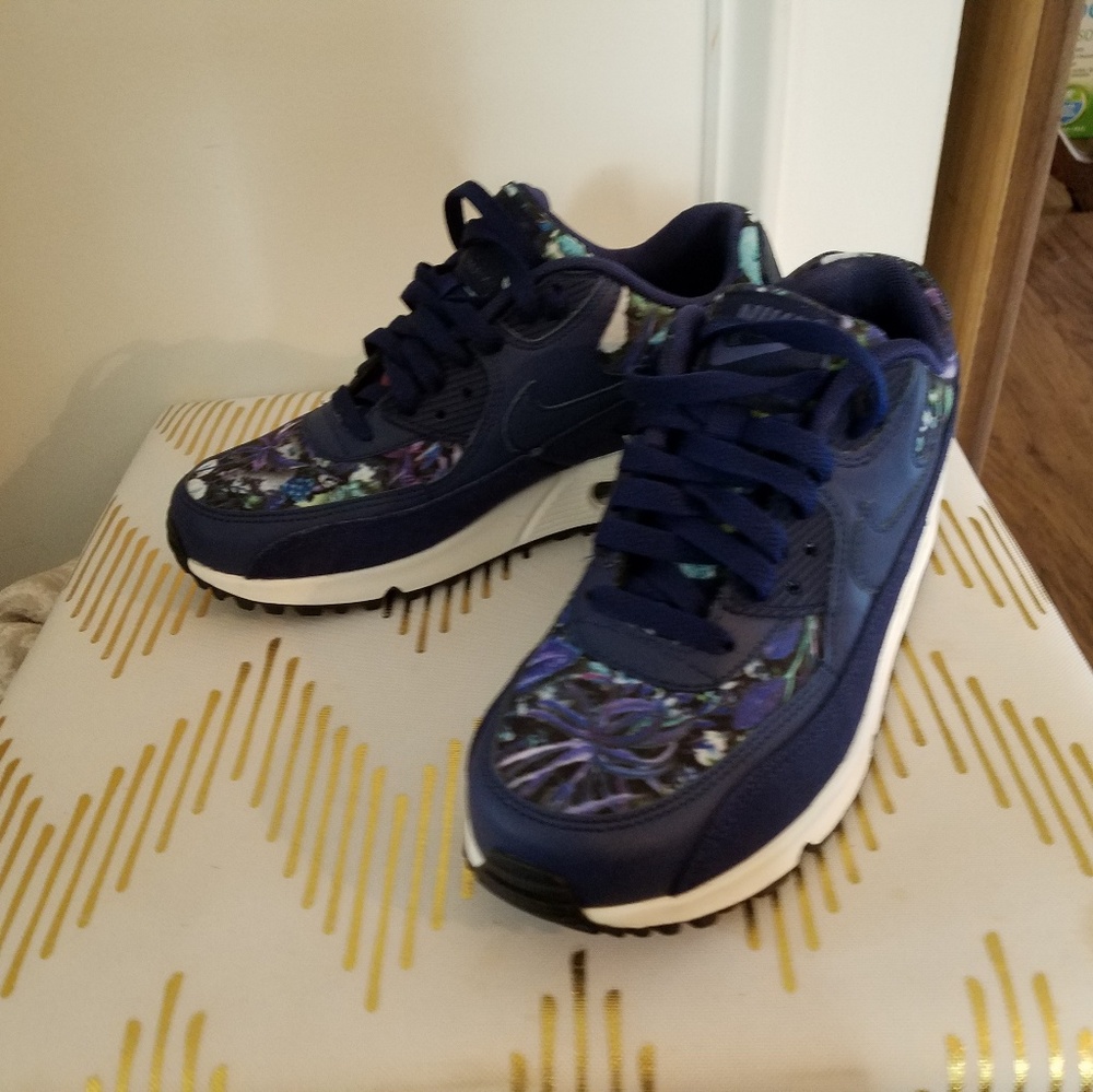 Sneakers shoes